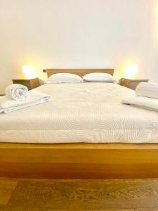 巴里HomeClass的一张配有白色床单和枕头的大床