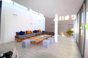 塞图巴尔Casa de cedros的客厅配有沙发和桌子