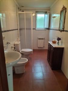 艾斯特拉达Casa Rural A Telleira的浴室设有2个卫生间和水槽