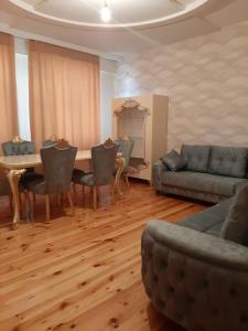 巴库My sweet home in Qara Qarayev的客厅配有桌椅和沙发