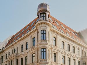 柏林Boutique Hotel Château Royal的一座建筑的顶部有一个钟楼