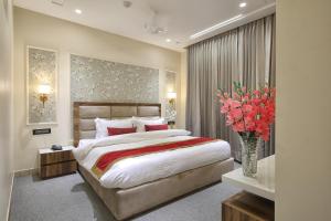密拉特Hotel Royal 9的一间卧室配有一张大床和花瓶