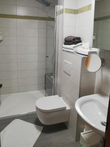 伊伯恩道夫丽都如塔公寓式酒店的白色的浴室设有卫生间和水槽。