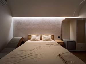 波来古市MOONLIGHT Homestay & Hotel的一间卧室配有一张大床和两个枕头