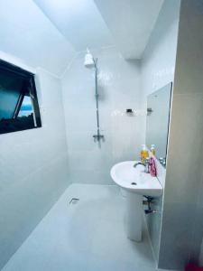 纳纽基Arabel Studio with Swimming Pool的白色的浴室设有水槽和镜子