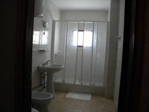 拉雷斯廷加雷斯廷加公寓的带淋浴、盥洗盆和卫生间的浴室