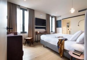 安锡Hébé Hotel的酒店客房设有一张大床和一张沙发。