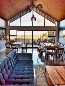 奥克兰Echo Lodge的客厅配有沙发、桌子和窗户