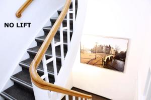 阿姆斯特丹Hotel Damsquare的楼梯,墙上没有电梯图片