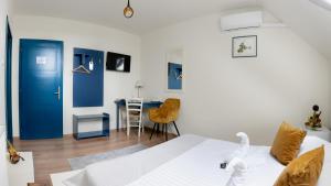 圣格奥尔基HERMITAGE by Elenis的一间卧室配有一张床、一扇蓝色的门和一张桌子