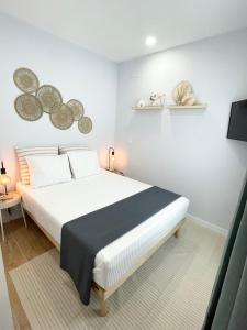 马德里Villa Verde的卧室配有一张白色大床和电视。