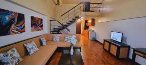 长滩岛Alta Vista De Boracay by Crystal的带沙发和楼梯的客厅