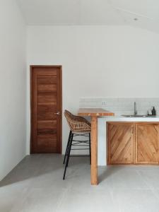 爱妮岛Bahala Na Villas的厨房配有木桌和水槽。