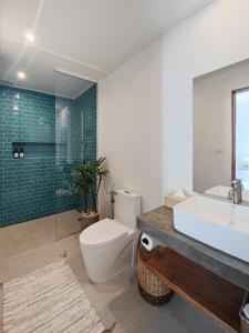 爱妮岛Bahala Na Villas的浴室配有卫生间、盥洗盆和浴缸。