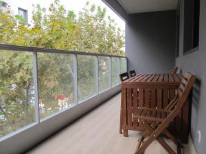 比利亚努埃瓦-赫尔特鲁Family Apartment的阳台配有木桌和椅子。