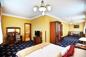 埃格尔埃格尔及帕克酒店的酒店客房,配有床和电视