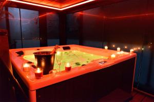 列日SuiteDreams-Jungle Suite - Liège的浴缸内有蜡烛,里面有灯