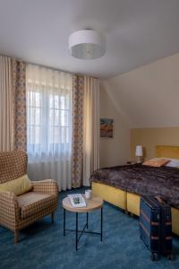 JezioranyHighland Warmia - Gospodarstwo agroturystyczne的酒店客房配有床、沙发和桌子。