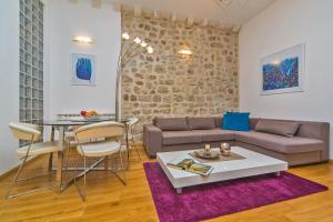 杜布罗夫尼克Dubrovnik Dream Apartments的客厅配有沙发和桌子