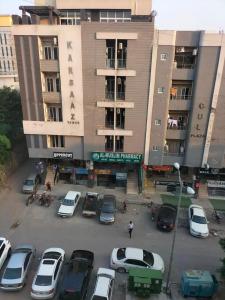 伊斯兰堡Spacious private ,Family 1BR Apt/Netflix/wifi/的停车场,停车场停在大楼前