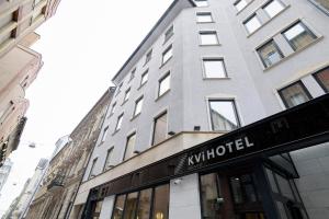 布达佩斯KViHotel Budapest - the smart hotel的商店前有哨子标志的建筑物