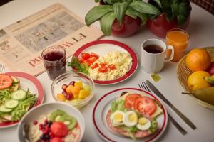 赫尔辛基图洛塔公寓的餐桌,盘子上放着食物和咖啡