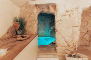 奥斯图尼Grotta Carlotta的洞穴内的浴室,配有蓝色浴缸