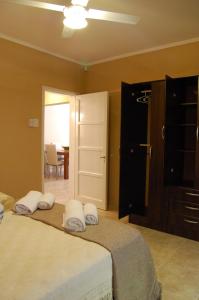 圣拉斐尔谢特西帕斯度假屋 的一间卧室配有一张床,上面有两条毛巾