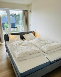 duinpark62: gezellig 3 slaapkamer-appartement inclusief garage客房内的一张或多张床位