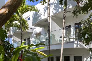基韦斯特圣玛利亚套房度假村的一座棕榈树掩映的白色房子