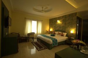 班加罗尔Royal shades kodihali的酒店客房设有床和窗户。