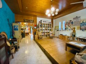 鹿野鹿野结米家的大型客房设有木制天花板和1间带桌子的客房。
