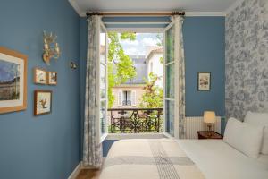 巴黎大学校酒店的一间卧室设有一张床和一个窗口