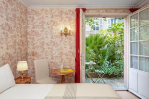 巴黎大学校酒店的一间卧室设有一张床和一个窗口