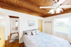 橡树岛Ginny's Coastal Cottage的一间卧室配有一张床和吊扇