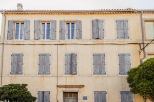 格吕桑La Maison de Gruissan的一座建筑的侧面设有窗户