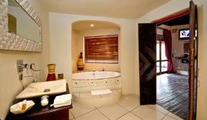 Butha-Buthe麻栗坝山旅馆 的带浴缸和盥洗盆的浴室