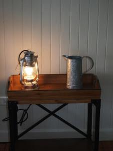 纳塔列斯港野生旅舍的茶壶桌子和灯笼