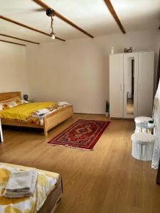 克尔茨什瓦拉乡Casa Mari的大房间,设有两张床和地毯