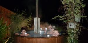 梅图耶河畔特普利采Podskalí Adršpach的一群人晚上在热水浴缸里