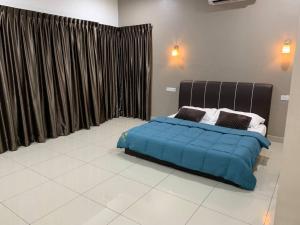 努沙再也Hud hud Homestay Gelang Patah的一间卧室配有一张带蓝色毯子的床