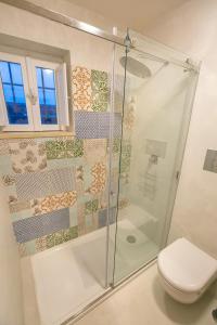 锡拉库扎Veronique by Dimore in Sicily的带淋浴和卫生间的浴室