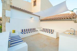 锡拉库扎Veronique by Dimore in Sicily的客厅设有白色的墙壁和水槽