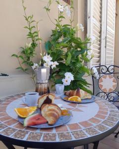 GrottazzolinaBallerina Bianca bed & breakfast的一张桌子,上面放有面包和水果盘