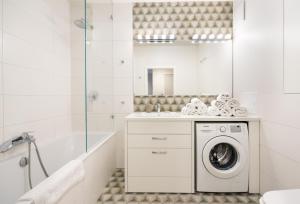 华沙Sokratesa Estate Ideal Apartment的白色浴室设有水槽内的洗衣机