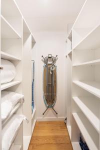 华沙Sokratesa Estate Ideal Apartment的步入式衣柜,配有白色橱柜和木地板