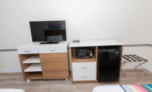 柏斯海滩艾德米拉巴尔缇莫尔酒店的办公室设有冰箱、电视和书桌