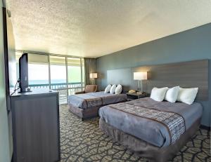 弗吉尼亚海滩Seaview Hotel的酒店客房设有两张床和一个阳台。