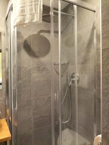 佛罗伦萨Hotel Camilla Firenze的浴室里设有玻璃门淋浴