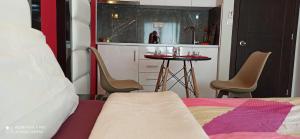 卡斯特罗西基亚Spiros Rooms的一间卧室配有一张床和一张小桌子及椅子
